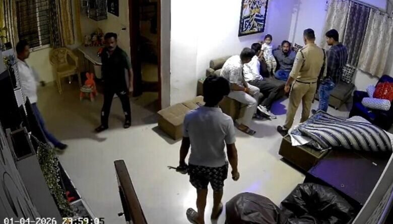 वारंट तामीली करने गई पुलिस पर बदसलूकी का आरोप, 5 सस्पेंड