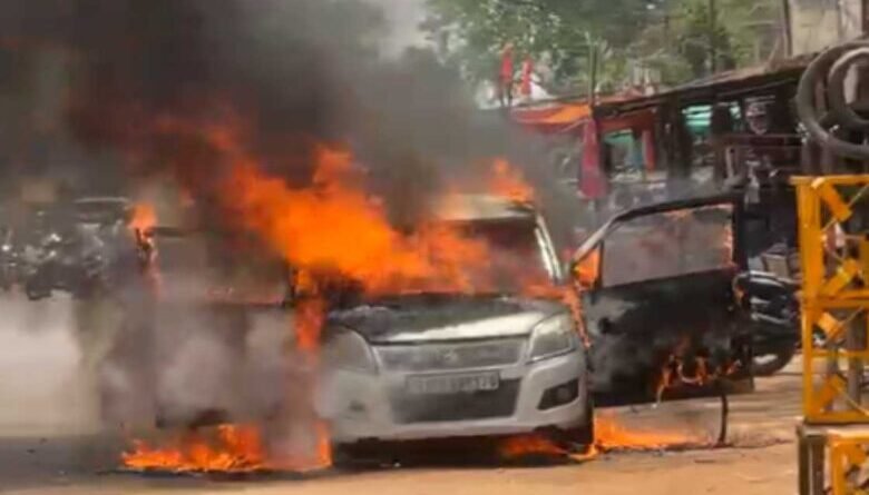 सरायपाली में चलती कार और रायगढ़ में खड़ी बाइक में लगी आग