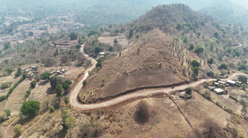 पहाड़ों के बीच बसा  चाऊरडोंगरी अब बारहमासी सड़क से जुड़ा