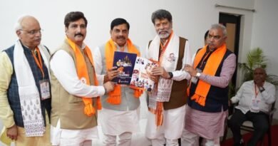 प्रदेश भाजपा अध्यक्ष ने केंद्र और राज्य सरकार की उपलब्धियों पर आधारित किताब एमपी के सीएम को भेंट की