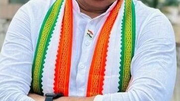 अब कांग्रेस नेता फंसे करेंसी टावर के लिफ्ट में