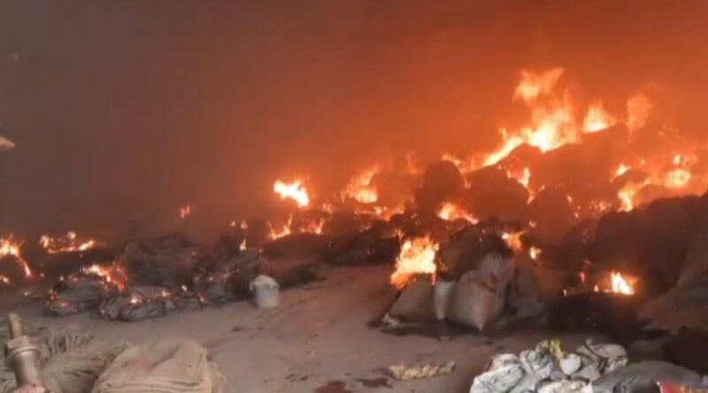 अजीबी एग्रो राइस मिल के गोदाम में लगी आग, लाखों का धान और बारदाना जलकर खाक