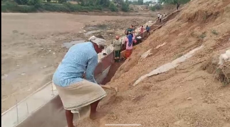 नदी के कटाव से गांव को बचाने ग्रामीणों ने कसी कमर