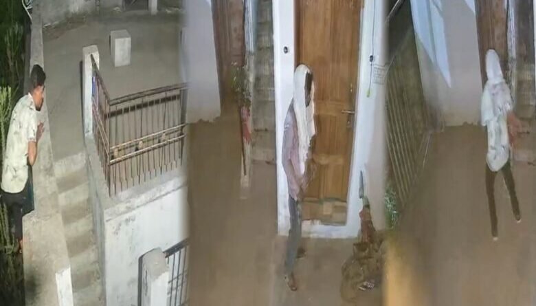छत के रास्ते घर में घुसे चोर, CCTV में कैद वारदात