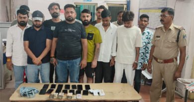 जुआ खेलते 15 गिरफ्तार, डेढ़ लाख से ज्यादा नकद और मोबाइल बरामद