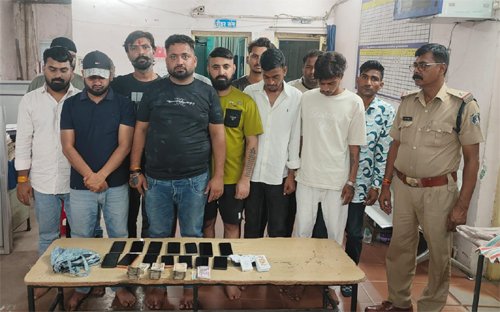 जुआ खेलते 15 गिरफ्तार, डेढ़ लाख से ज्यादा नकद और मोबाइल बरामद