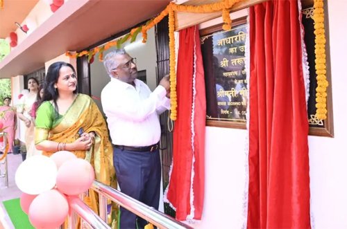 दपूमरे महाप्रबंधक प्रकाश ने आधारशिला विद्यालय के नवीन भवन का लोकार्पण कर किया वृक्षारोपण
