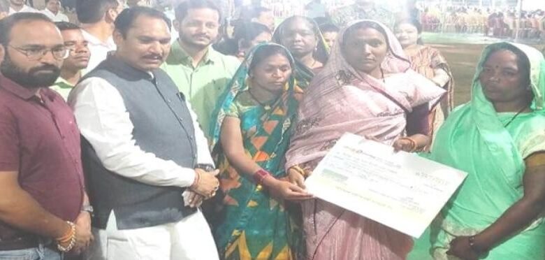 नारायणपुर में टसर रेशम ने बदली आदिवासियों की तकदीर, पलायन रोककर घर-आँगन में आ रही खुशहाली