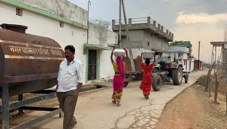 पानी के लिए तरस रहे वार्डवासी, फिर भी पटा रहे टैक्स