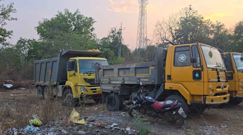 कलेक्टर कार्यालय से  500 मीटर दूर मिट्टी और मुरुम का अवैध खनन