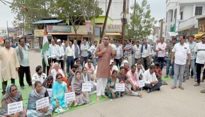 परिक्रमा पथ के खिलाफ सड़क पर उतरी कांग्रेस, चक्काजाम से यातायात व्यवस्था प्रभावित