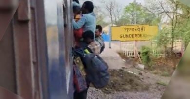 अंतागढ़-रायपुर ट्रेन में यात्री जान जोखिम में डालकर करते हैं यात्रा