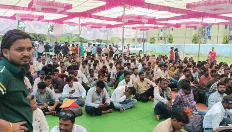 कर्मचारियों का बड़ा प्रदर्शन, वेतन वृद्धि और जॉब सुरक्षा की उठी मांग