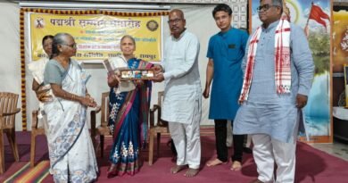 शबरी कन्या आश्रम में पद्मश्री बुधरी ताती और गोडबोले दंपति का किया सम्मान