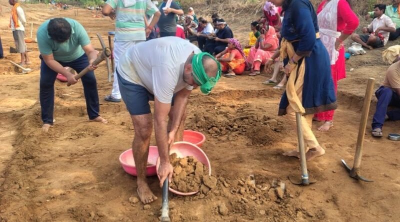 मनरेगा मजदूरों के बीच पहुंचे कांग्रेस नेता किया श्रमदान