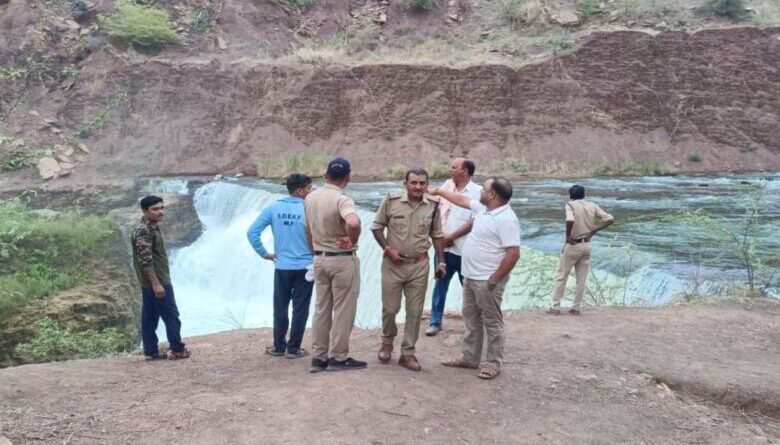 सेल्फी के दौरान फिसला पैर, इटमा वॉटरफॉल में गिरा 21 वर्षीय युवक