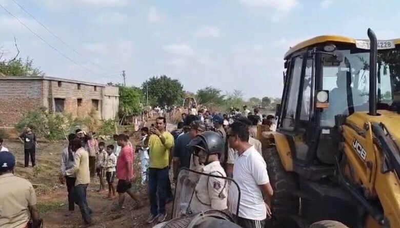 नकटी गांव में प्रशासन की बड़ी कार्रवाई, 48 अवैध मकानों को हटाने का अभियान शुरू