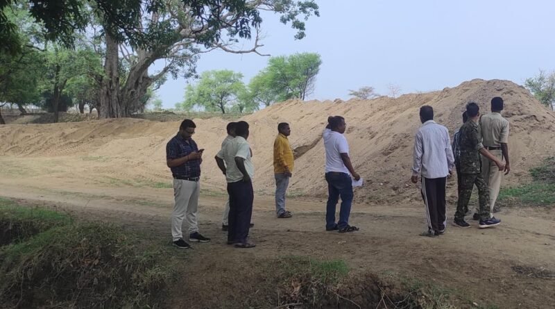 ग्राम खरहट्टा में अवैध रेत भंडारण, 2600 घन मीटर रेत जब्त