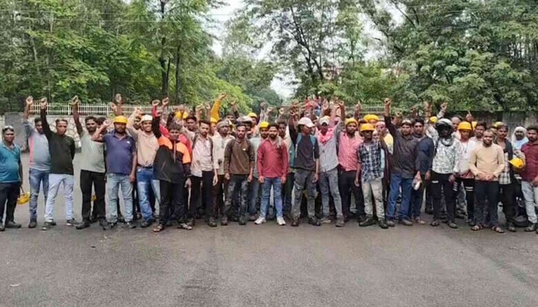 वेतन नहीं मिलने पर बंसल इंफ्राटेक के 150 श्रमिकों ने काम बंद कर किया प्रदर्शन