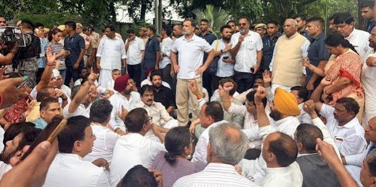 छात्रों के संसद कूच पर लाठी चार्ज के खिलाफ कांग्रेस ने  कल्याण मार्ग पर प्रदर्शन किया