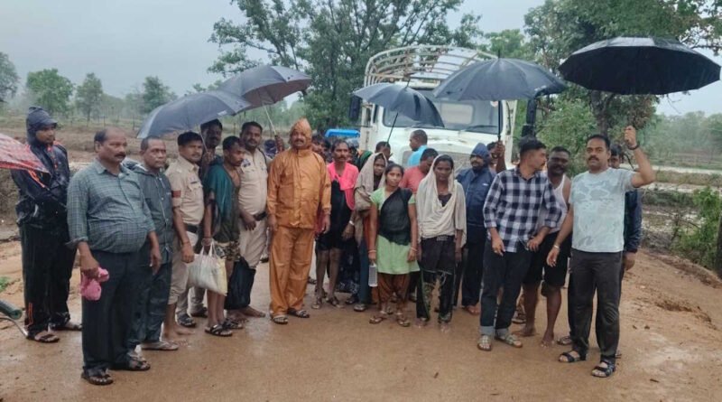 बगनई नदी के बाढ़ में फंसे 14 मजदूरों की बचाई जान