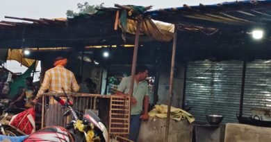 शासकीय शराब दुकान के पास अवैध चखना सेंटरों की बाढ़, शाम को लगता है मेला