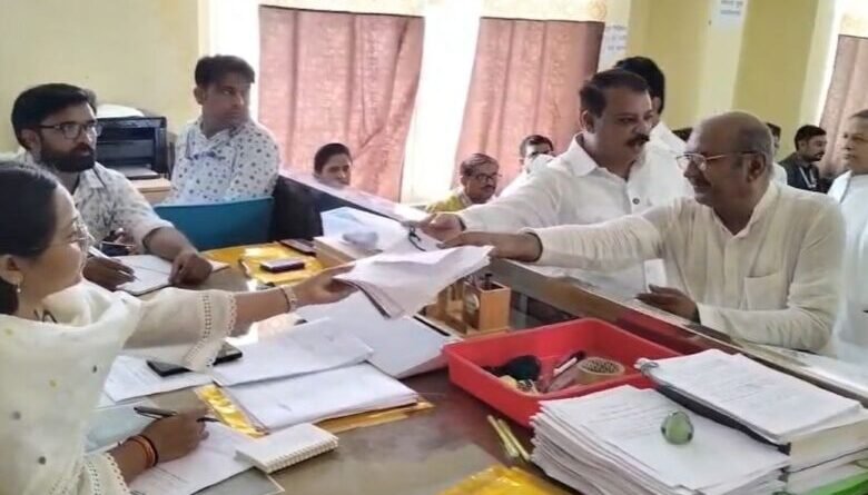 नामांकन के आखिरी दिन कांग्रेस का बड़ा दांव, घनश्याम सिंह के साथ जुटे पार्टी के दिग्गज नेता