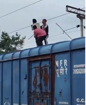 पेंड्रारोड रेलवे स्टेशन पर बड़ा हादसा टला, मालगाड़ी की छत पर चढ़ा युवक हाईटेंशन तार पकड़ने पहुंचा
