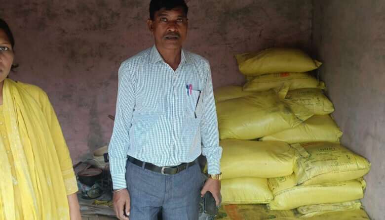 बिना लाइसेंस खाद बेचने पर 141 बोरी उर्वरक जब्त