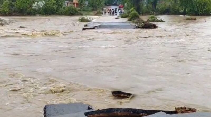 कुसुमबोड़ा पुल टूटने से आधा दर्जन गांव का सड़क संपर्क कटा