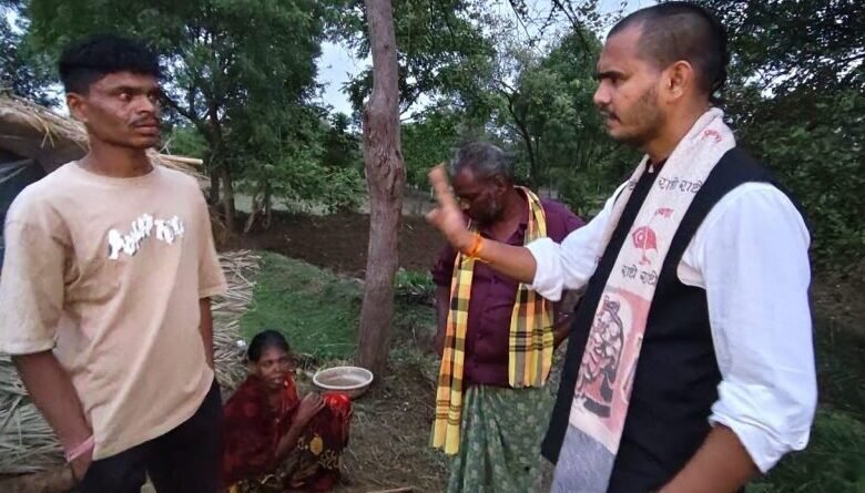 अंधविश्वास बीमारी को छूत मानकर महिला को गांव से बाहर छोड़ा