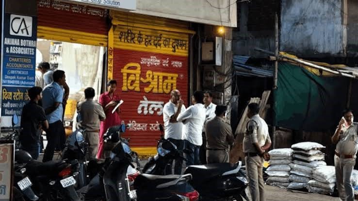 चोरी के आरोप से प्रताड़ित छात्रा ने जान दी, IC मार्ट सील