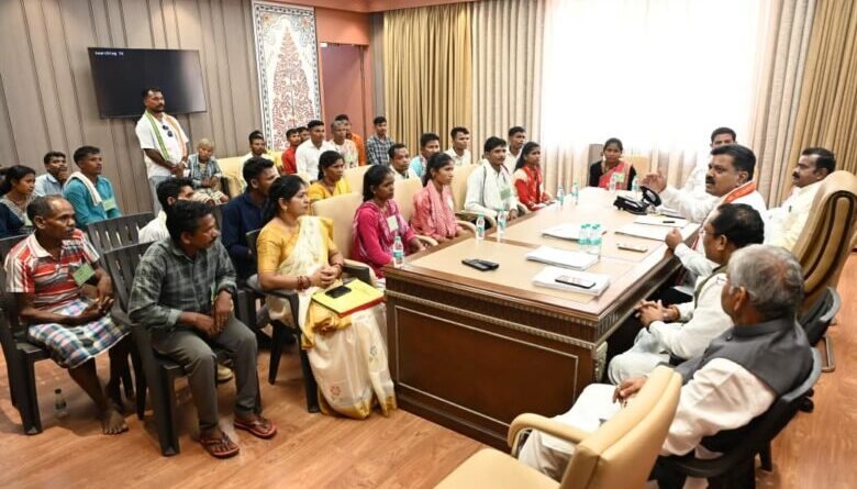 डिप्टी सीएम शर्मा ने नक्सल प्रकरणों की वापसी को लेकर बस्तर के युवाओं से की भेंट