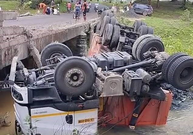 तेज रफ्तार ट्रेलर रेलिंग तोड़ते हुए नदी में गिरा