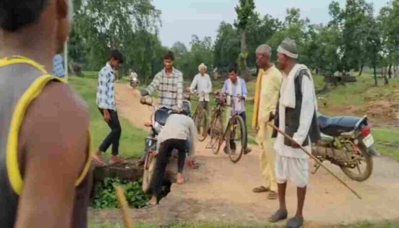 सिंगरौली, निर्माण कार्य में भ्रष्टाचार का आरोप पुल ढहा