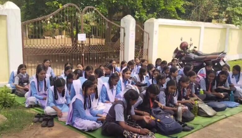 शिक्षकों की कमी से ठप हुई पढ़ाई, ग्रामीणों ने तीन स्कूलों में की तालाबंदी