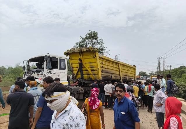 कोयले से  लदे ट्रेलर दो युवतियों को कुचला पेट से गुजरा टायर, एक गंभीर